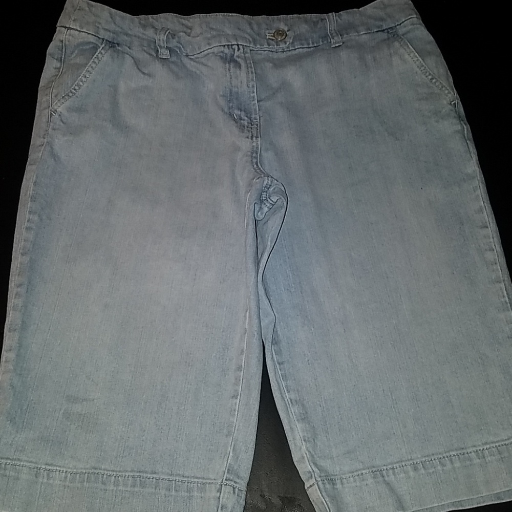 Light denim capris